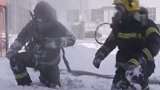 致敬平凡英雄！火场温度过高，消防员趴雪地给身体降温
