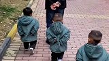 三胞胎跟着爷爷出门，复制粘贴的动作，真是太搞笑了