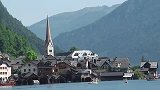在那里生活定居，旅游多好啊，四周围绕着青山绿水，多舒服啊