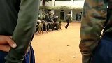 印度士兵展示抗打能力，就问你服不服，看着就疼