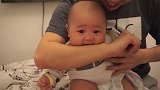 小宝宝嘴馋连爸爸手都不放过，啃得津津有味，这一身肉肉太养眼了