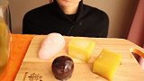 小姐姐吃软软糯糯的羊羹，吃起来口感刚刚好，香甜可口