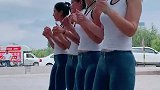 四大美女书法广场跳广场舞，大长腿好性感啊