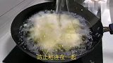 鸡腿别再炖着吃了，淋2个鸡蛋，简单做一下，上桌瞬间被抢光