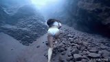 梦幻般的旅程！哥伦比亚潜水女神抱着石头潜入18米深水底
