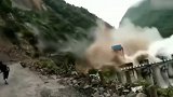 四川峨边山体垮塌倾泻而下 路人狂奔逃险
