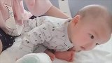 小宝宝：“妈妈，你怎么就不扶着我呢？”