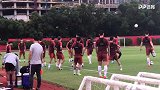 国足抵达天河体育场外场 众将精神饱满