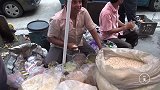 中国人在印度，看看印度人怎么摆摊直接用报纸包装！