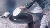 婆婆在家里烙饼，盖上锅盖我都看懵了，是在玩俄罗斯套娃吗