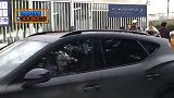 上下班接送!女友在巴萨训练结束后接回了亚马尔