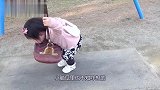 小可爱双手向后摆，做出飞翔的姿势，样子越看越傻乎乎的