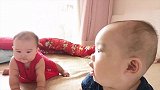 双胞胎萌娃看见爸爸刮胡子，好奇爬近仔细观察，蠢萌蠢萌的太搞笑