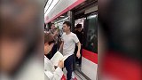 杭州地铁停歪致乘客夹缝中下车，官方：有人启动紧急设施