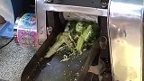 原汁原味的甘蔗汁，加入点草药，夏天喝降暑