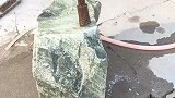 大哥路边捡来的石头，敲开观看里面的结构，有种变土豪的感觉