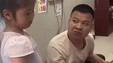 聋哑父亲帮客人修脚，乖巧女儿在一旁声情并茂翻译