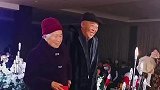 爷爷奶奶代替花童，给孙子送戒指