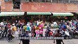 在中国边境摆摊的越南姑娘，卖的商品中国男性看了直摇头：太荒唐