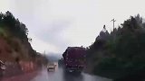 太坑人！雨天路滑还这样超车？这下事故责任跑不了了！