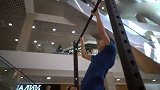 小伙假扮老头到商场举重恶搞路人，路人：这老头真厉害！