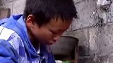 十三岁孝心男孩自强当家，每日背弟弟牵盲人母亲去上学
