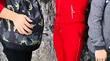恐高美女上玻璃栈道，你敢上吗？
