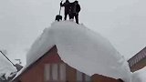 美国兄弟暴风雪后爬屋顶