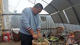 半斤五花肉炒龙须菜，再配个大酱拌凉菜，一家人把两盆全吃了馋人