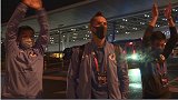 久违的挥手与呐喊！龙东领衔大连人队员与球迷隔空互送“温情”
