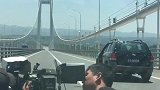拍车子在驾驶中，跳车的戏
