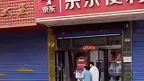 狗狗帮助人拿外卖，情侣神同步观看