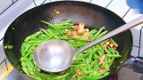 为什么饭店炒的四季豆那么好吃？原来做法这么简单，看大厨如何做