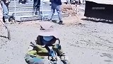 坐水泥里拦着不让修路！