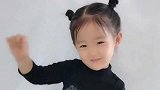 小萌娃跟随音乐大秀舞技，实在太惹人爱了