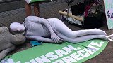 德国街头躺在地上抗议的美人鱼！不容易啊！德国