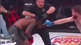 UFC拳手遭迟缓判罚怒摔裁判 表示了认输你看不见吗？