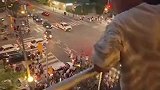 球迷齐聚酒店楼下！达洛特调侃C罗：你这气场看着跟教皇似的