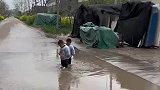 跟着乡下爷爷奶奶的孩子