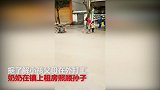 环卫工用绳栓住孙子一起扫地 引热议