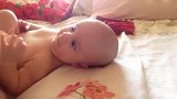 这是才3个月大的宝宝，这一身的肉肉实在是太养眼了