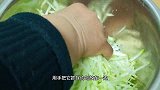 一个萝卜半碗肉馅儿，农村妈妈做这道美食，一拌一揉，香酥可口！