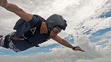 画面太震撼！极限跳伞慢镜头演绎另类空中漫步