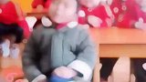 小朋友上幼儿园的姿势火了