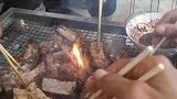 专属云南人的快乐，杀猪饭能吃上这火烧肉，简直别提有多美味了