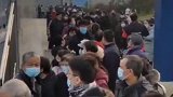 天气寒冷也抵挡不住市民的热情，早上8点多就有近百名乘客赶来西安临潼华清池站体验地铁9号线。