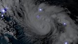 飓风“多利安”逼近美国佛州 登陆前，风暴眼大秀“闪电波”