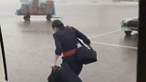 当最强台风登陆！风雨无阻.民航人️台风烟花登陆