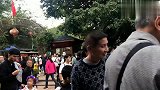 帅哥美女搭配演唱经典《传奇》，这美妙的歌喉，引起路人驻足围观