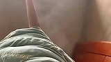 男子将被子摊开，肉眼可见手散发着热气